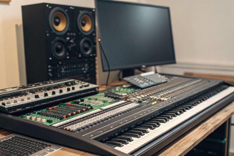 714-audio-workstation-essentials-for-professionals